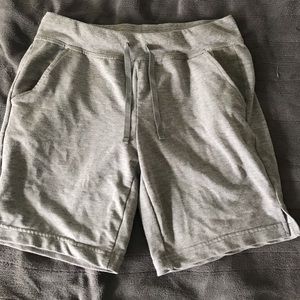 gray shorts